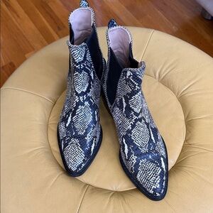 Coach women’s Bowery Beadchain Chelsea Boots